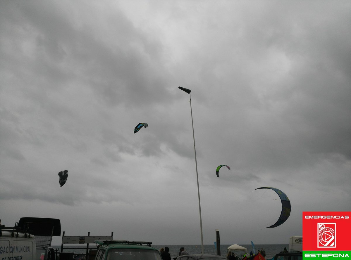 PCivilEstepona's tweet photo. Servicio preventivo en el Memorial de Big Jump Ignacio Mena #Estepona https://t.co/cQ4kFP2J5P