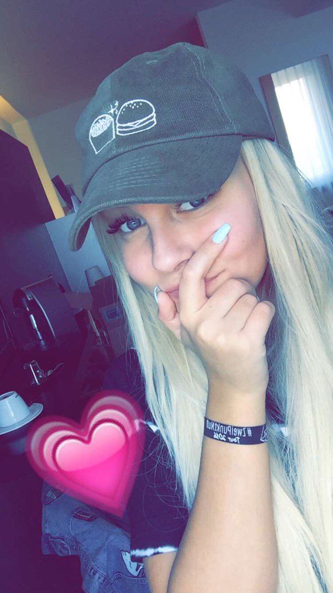 dagibee's tweet photo. Meine NEUE CAP aus meiner neuen MERCH Kollektion gibt es ab MORGEN bei der #zweipunktnull Tour 🙈💗✨ https://t.co/BSZ1wl2NP9