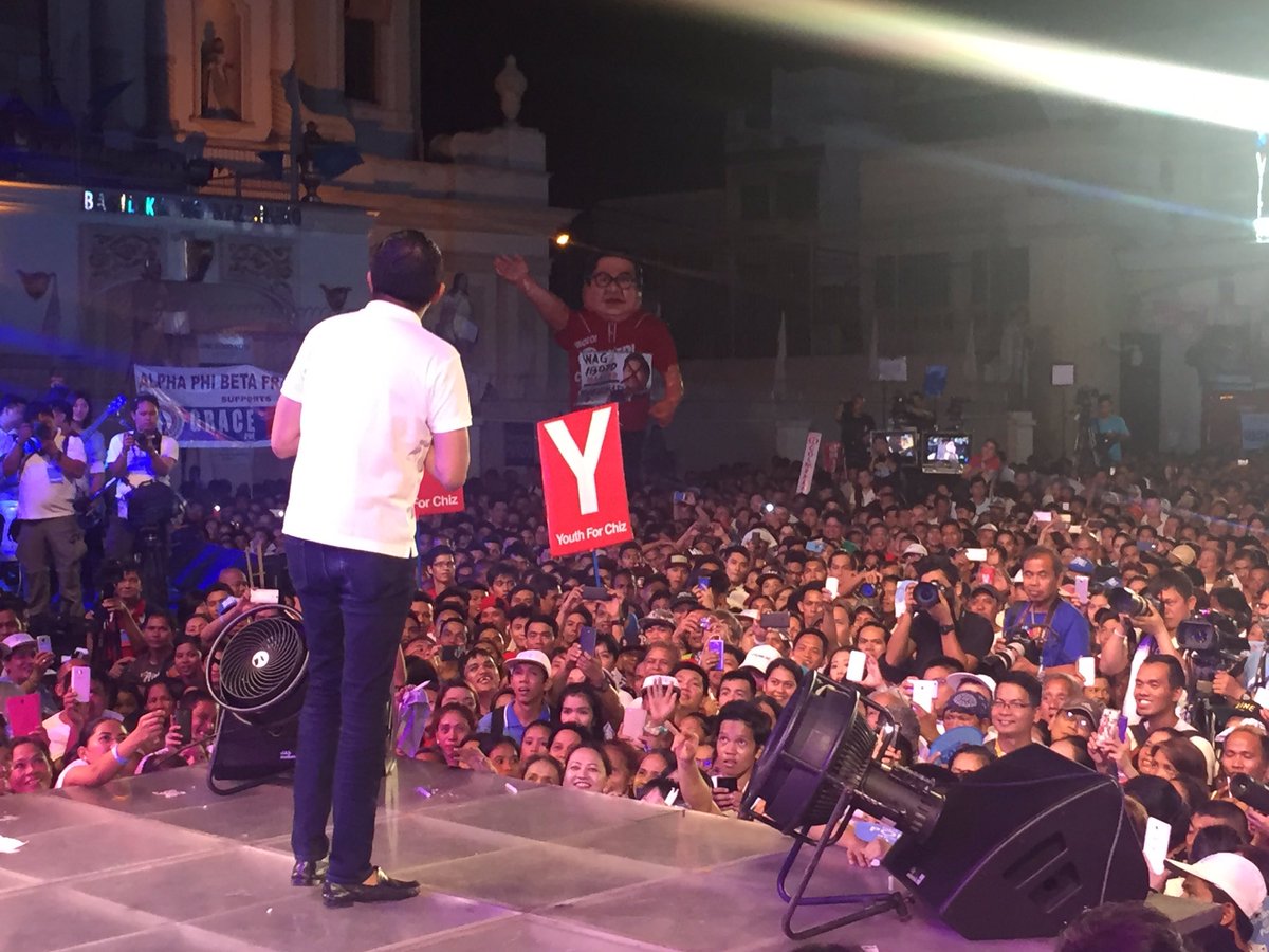 ChizNewsCentral's tweet photo. @SayChiz now on stage for Partido Galing at Puso's Miting de Avance! #CHIZ2016 #ChooseChiz https://t.co/sbsLQ3QCaF