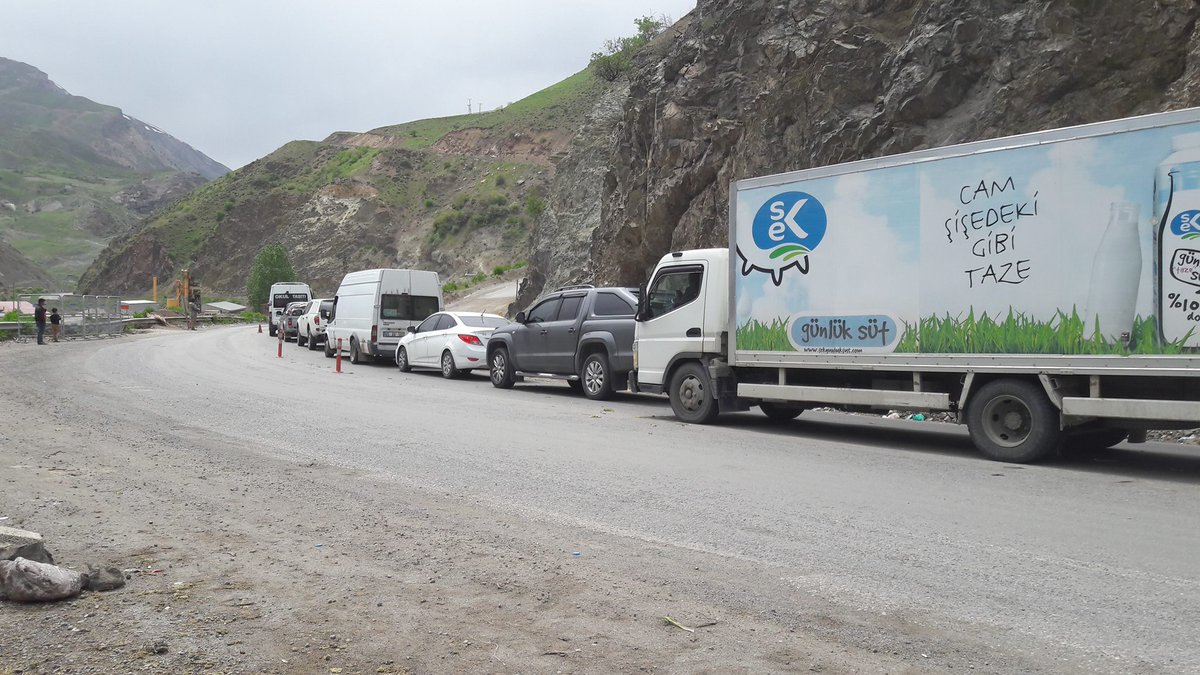 Gever_Nedim's tweet photo. #Gever, #Hakkari ve #Wan yolların kesişme noktasındaki Yeniköprü Jandarma Karakolu'ndaki arama kuyrukları RUTİN oldu https://t.co/PMsX221VYN