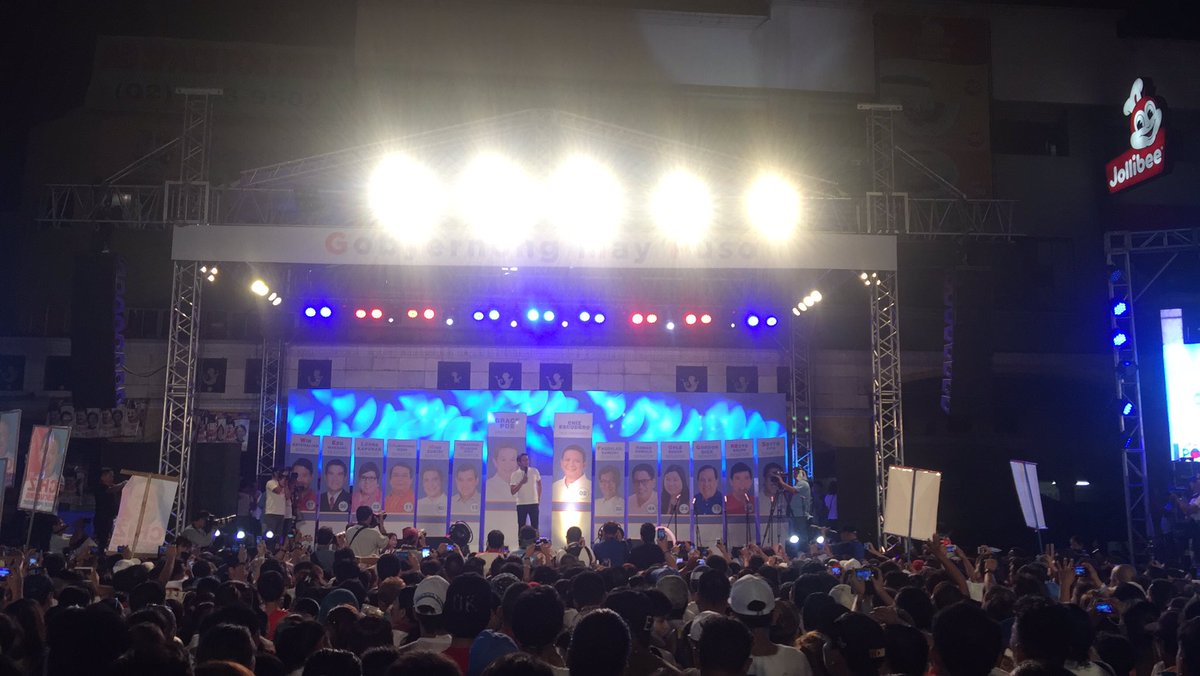 ChizNewsCentral's tweet photo. @SayChiz now speaking to everyone here in Quiapo! #ChooseChiz #CHIZ2016 #walangmaiiwan https://t.co/2DPP1OmJWQ