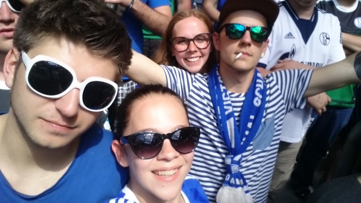 jennydancer18's tweet photo. @s04 ein letztes mal beim geilste Club der Welt für die Saison https://t.co/mAqHbkBfT8