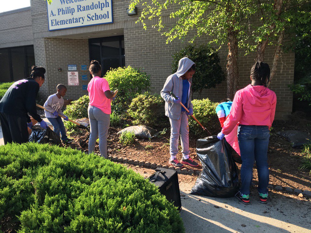 RandolphDolphin's tweet photo. Teaching our children the meaning behind caring for your community. Modeling through expectations! #APRCleanUp https://t.co/861NDwLHy2