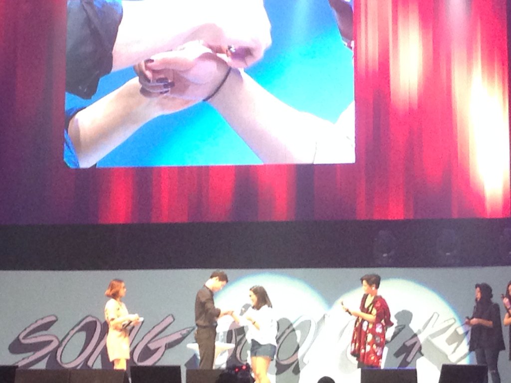 Praewwa94's tweet photo. จุงกิถอดสร้อยข้อมือให้ลักกี้แฟนผู้ชนะด้วย  #SongJoongKiFanMeetingInBKK https://t.co/vw0binVTiS