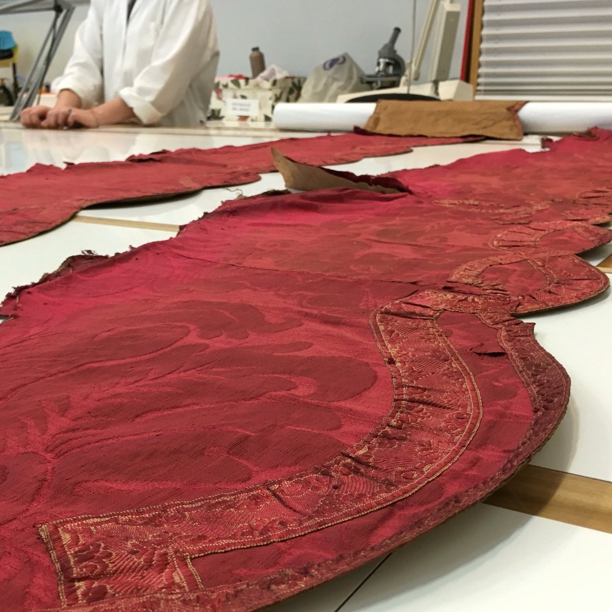 Le sapienti mani, laboratorio di restauro del tessuto #invasionidigitali; #destinazioneprato #pratomusei  #prato