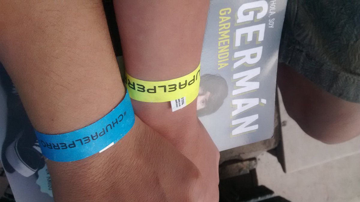 _Jesica's tweet photo. #chupaelperro @GermanGarmendia esperando la firma  #feriafellibro https://t.co/sjzLz1bFym