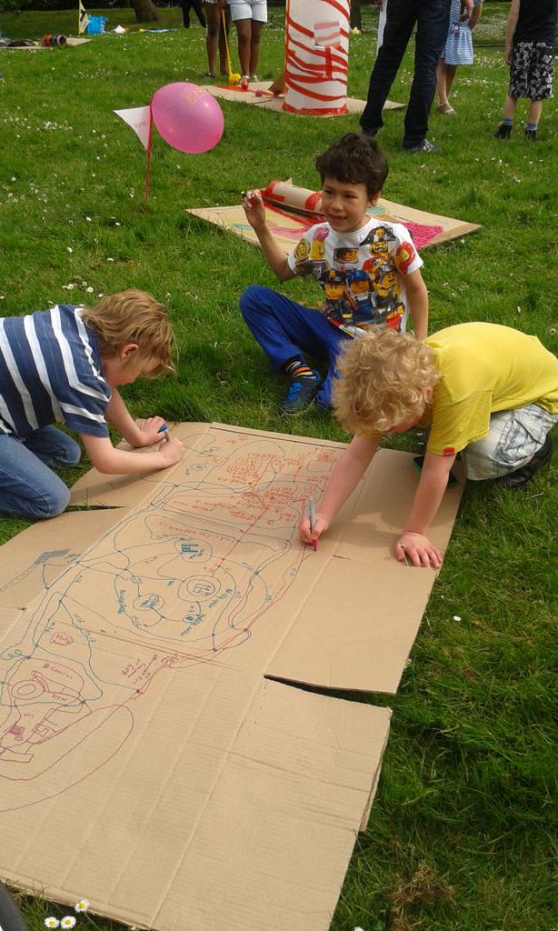 nellyfitzpat's tweet photo. Getting creative @ the big art picnic this afternoon @wworthfringe @HeathbrookPri https://t.co/Hjq5QS63An