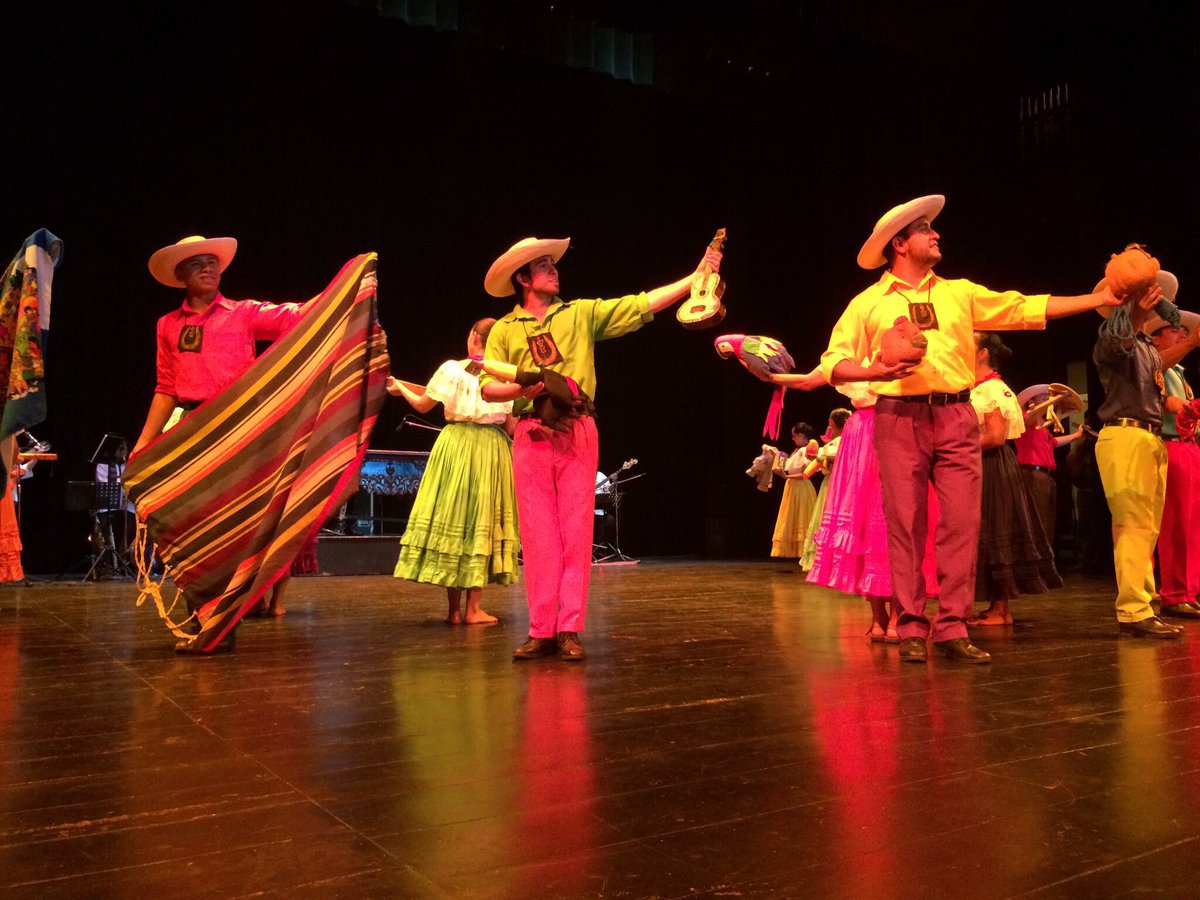 cancilleriasv's tweet photo. Ballet Folklórico Nac. se presenta en XLIII Congreso #CLACSkal de Turismo, que por primera vez se realiza en ESA. https://t.co/bUgjGoDhed