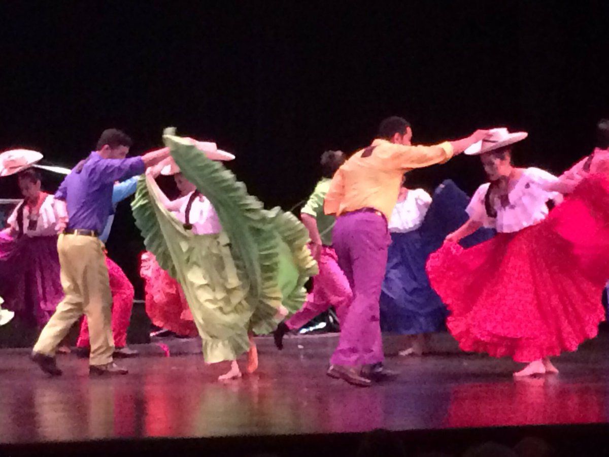 cancilleriasv's tweet photo. Ballet Folklórico Nac. se presenta en XLIII Congreso #CLACSkal de Turismo, que por primera vez se realiza en ESA. https://t.co/bUgjGoDhed
