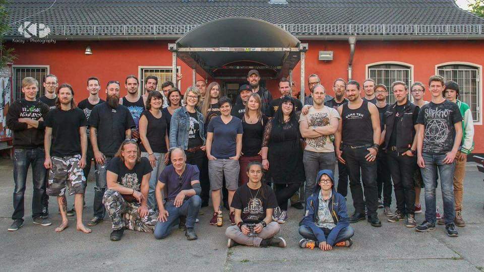 Tante__Inge's tweet photo. Und es geht los, #TanteInge mittendrin.... In der #Metal-Truppe für den guten Zweck :-) Rock it! #Berlin #letsRock https://t.co/Vlr3Nm4vMg