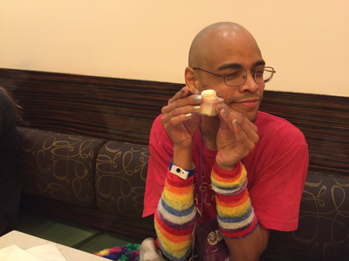 dirtydogpie's tweet photo. #ESG2016 have dessert first #TryEverthing #breakfastofchampions https://t.co/Mv16jAdtfc