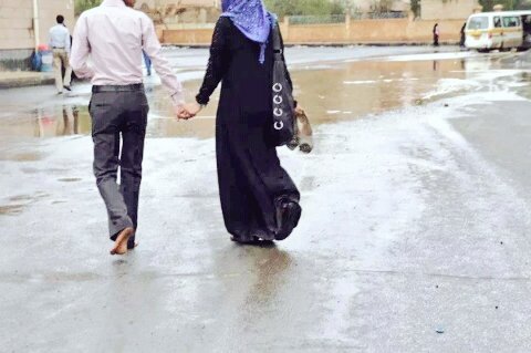 SaeediSpeaks's tweet photo. A married couple💝 
The wife sandal broke
&amp; her husband gave her his shoes to wear while he walked barefooted 💕💞💝 https://t.co/vF5giql56e
