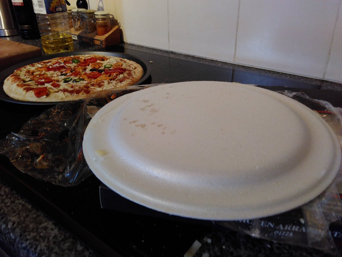 oliverhrubiak's tweet photo. How do @Tesco make their finest pizzas look so full and yummy? With shaped packaging of course. #FeelCheated https://t.co/xq5CiVRh2d
