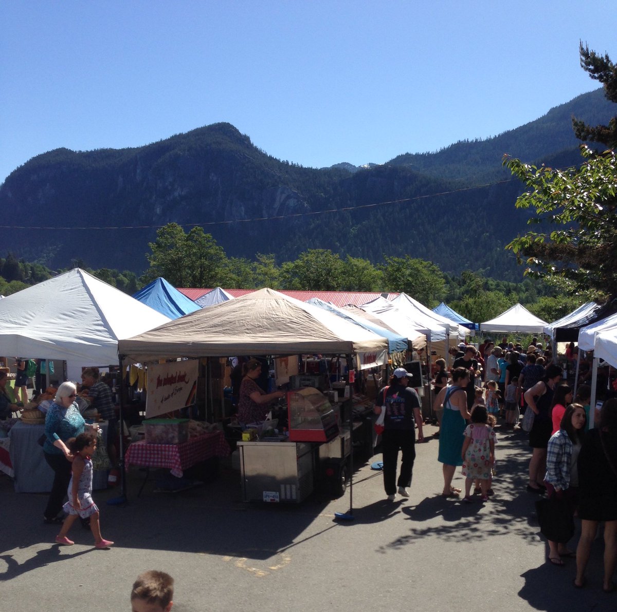ThePieCompany's tweet photo. Brilliant Weather, Farmers Market &amp; Pies = Happiness #squamish #squamishfarmersmarket #aussiepies https://t.co/9AZKTB7b61