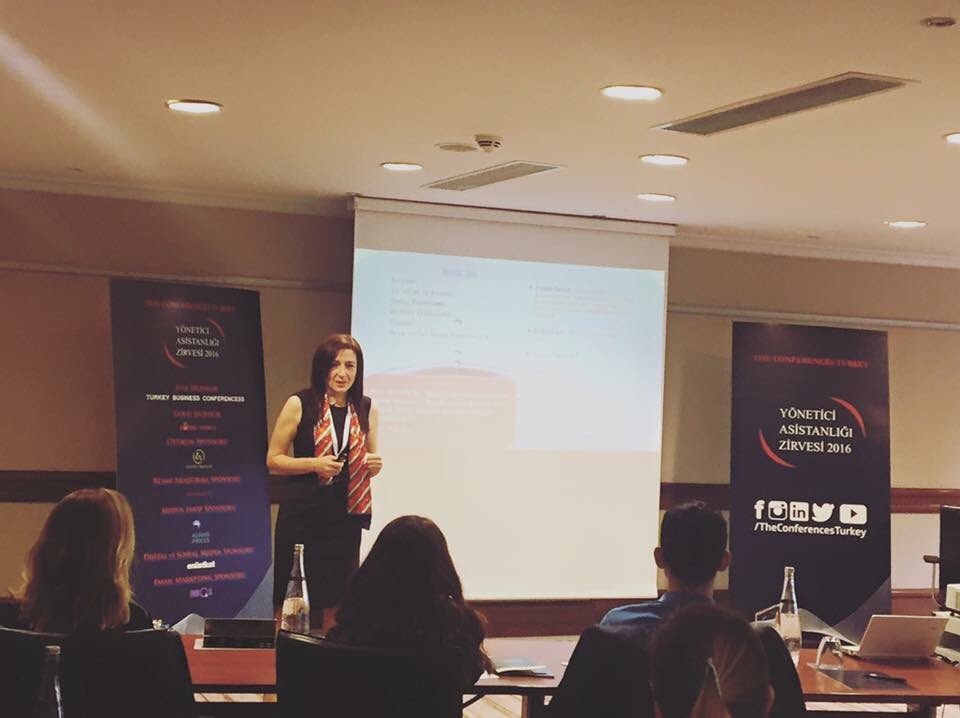 Ekip Çalışması Yönetimi ve Problem Çözme Teknikleri Sunumu ile Meral Dal,Yönetici Asistanlığı Zirvesi'nde sahnede...