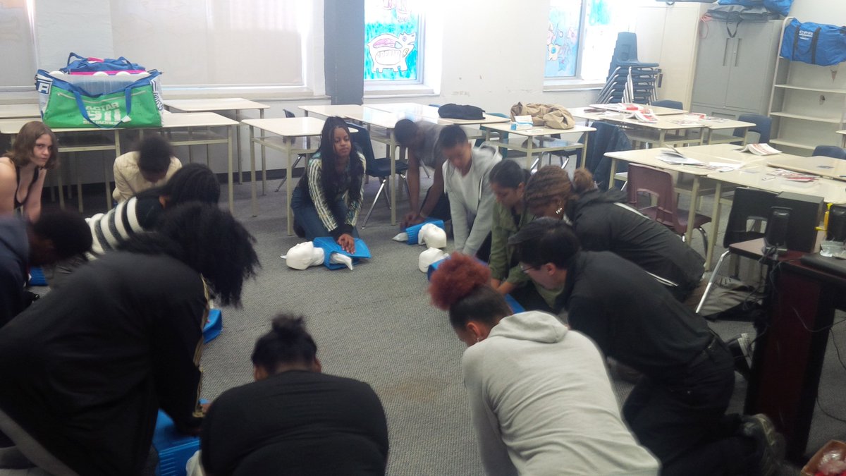 TCDSBoutreach's tweet photo. Training first respondents as part of the FOY program. #foy2016 #savinglives #buildingresume https://t.co/GxEDf9lb1q