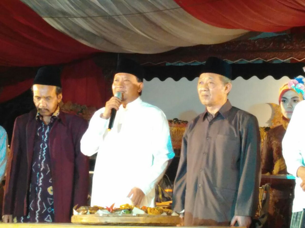 kauniahmad's tweet photo. Potong tumpeng sbg syukuran hari jadi @YudhartaNesia ke 14 @IrsyadYusuf1 #TheUntoldStoryOfJKT48 #BudayaNusantara https://t.co/7oKrCvdQ4j