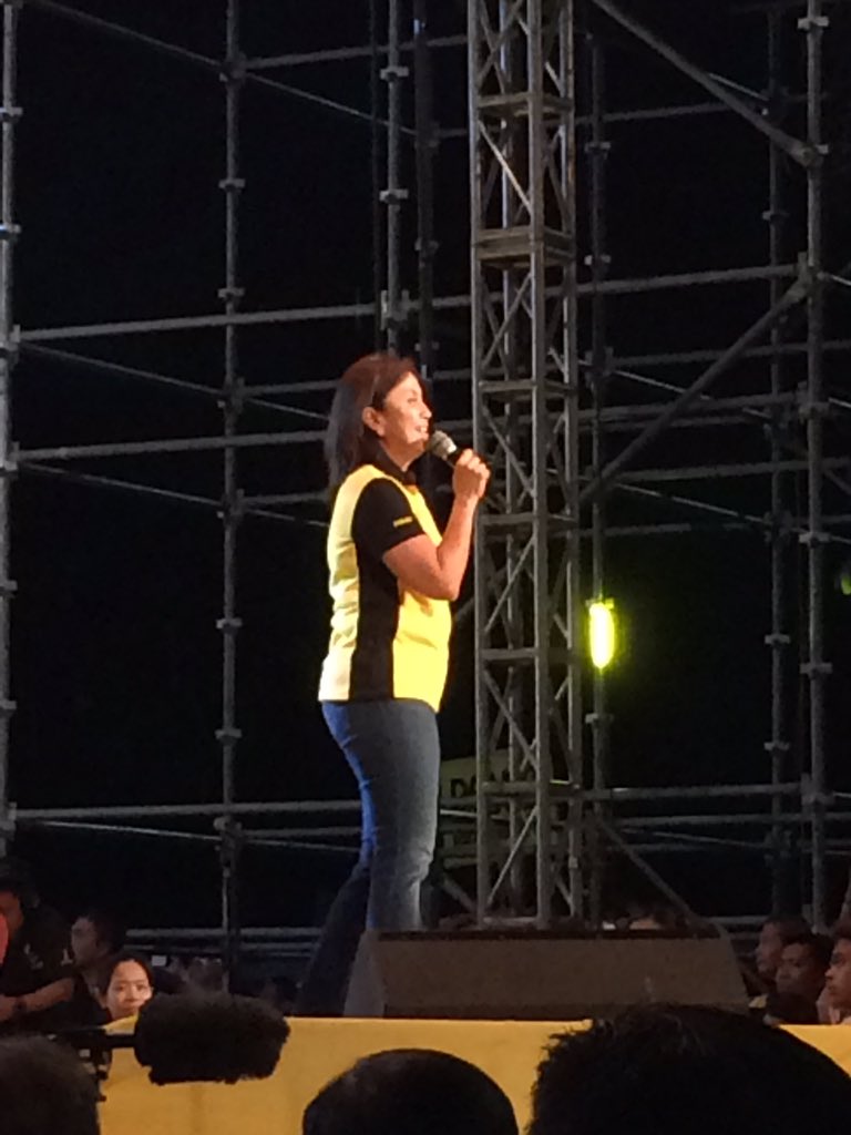 am_malaya's tweet photo. VP @lenirobredo: "Handa na po ako maging ina ng bayan." #RoxasRobredo MAR ROXAS NATION https://t.co/ZWZtYdiFgX