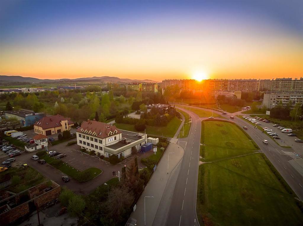 dronodromo_com's tweet photo. Our new studio In Wałbrzych with a bird's eye view. Foto by @groundupstudio. #rmvision #polska #poland #walbrzych … https://t.co/ZhxCTb8RrB