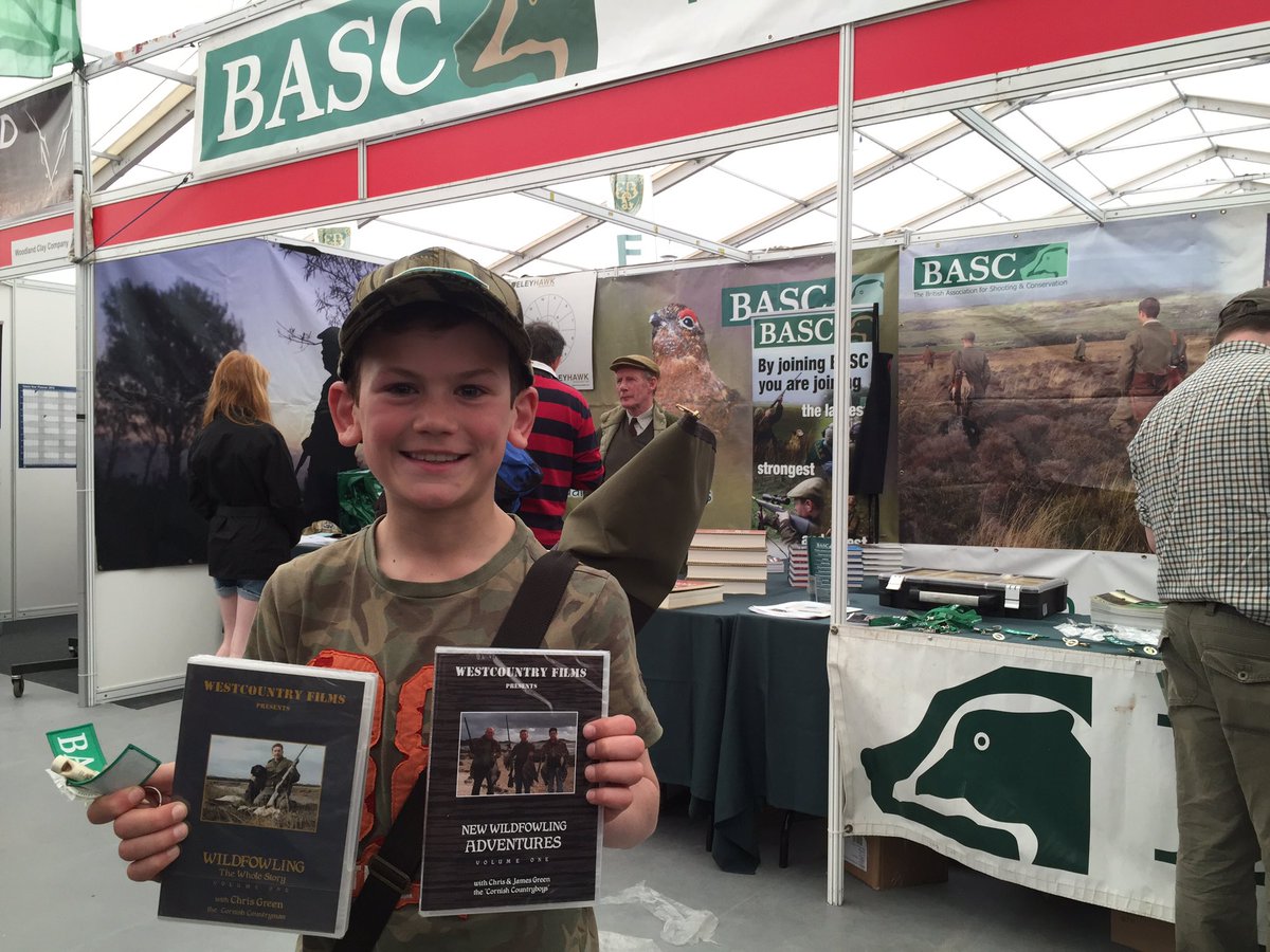 _Duncan_Thomas's tweet photo. Made my day to meet this youngster! Showered in gifts of course! @North_shootshow @BASCnews #basc #youngshots https://t.co/oMAkteftLE