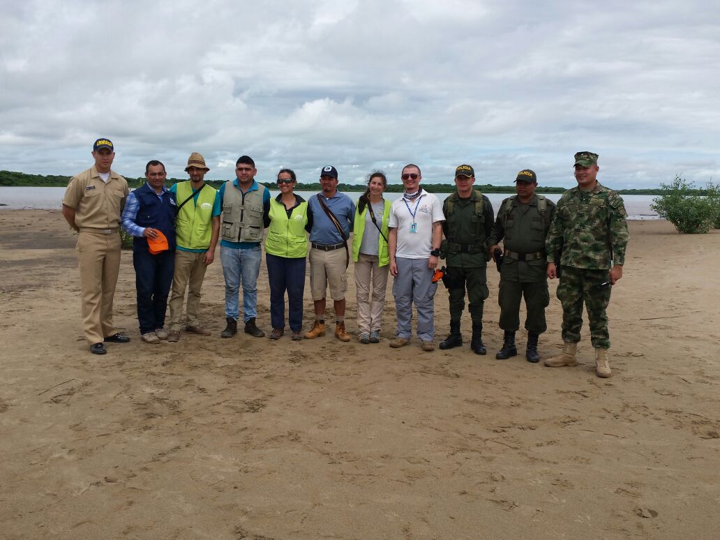 ArmadaColombia's tweet photo. Con @FundacionOmacha liberamos mil tortugas Charapa en aguas del río #Meta, corregimiento de Nueva Antioquia. https://t.co/mf5C1MpLIT