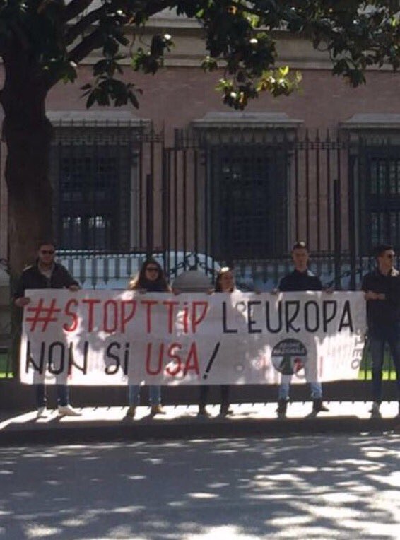 AlemannoTW's tweet photo. #StopTTIP #AzioneNazionale manifesta davanti all'Ambasciata americana contro l'accordo di libero scambio USA-UE https://t.co/6dHN8J3UDr