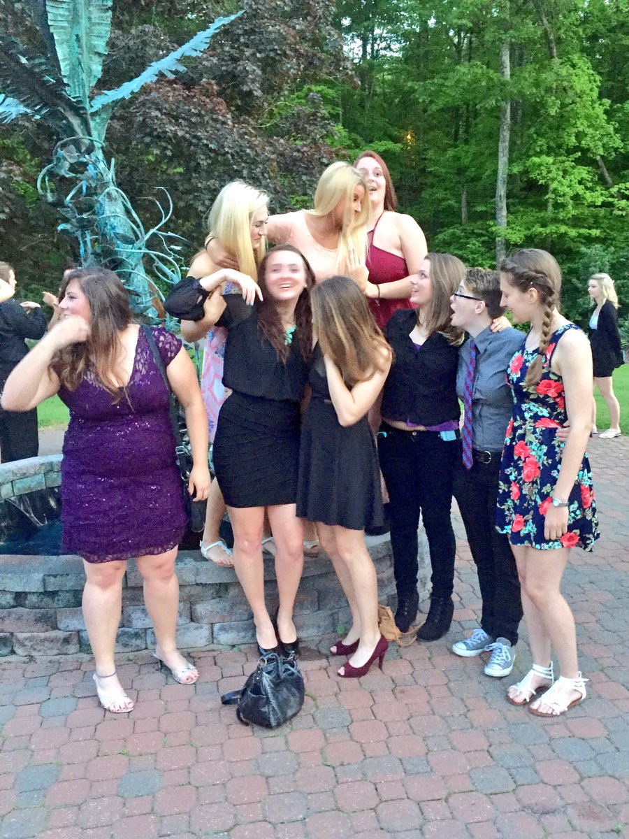 SIUWomensLax's tweet photo. Congrats ladies on a great season! Hope you all had fun at formal! https://t.co/QauVNagkHH