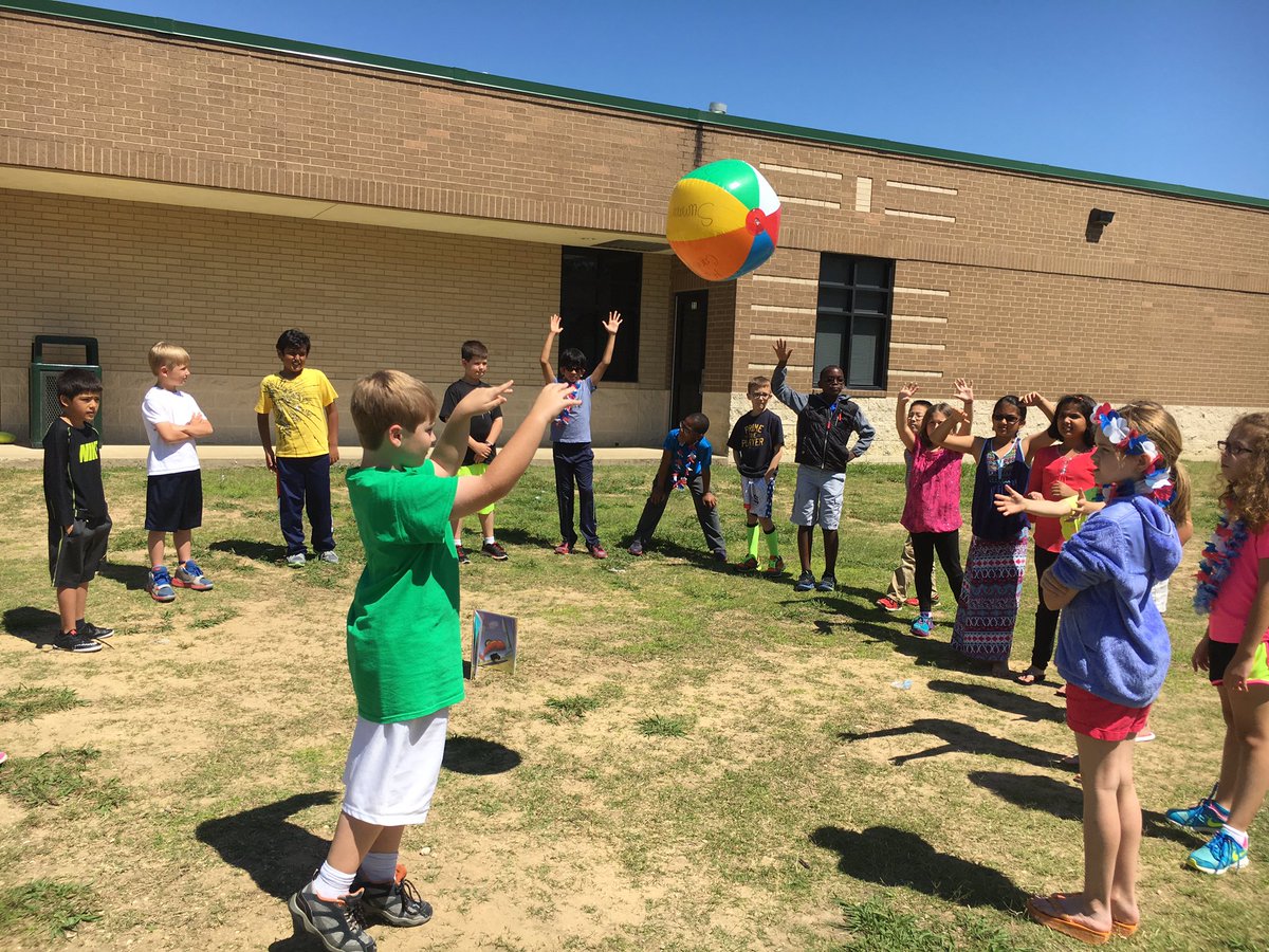 Hickey_3rd's tweet photo. Making learning fun on a beautiful morning. Practicing our comprehension skills. @Hickey_3rd @hickeyallstars https://t.co/mOQ8kj55Mg