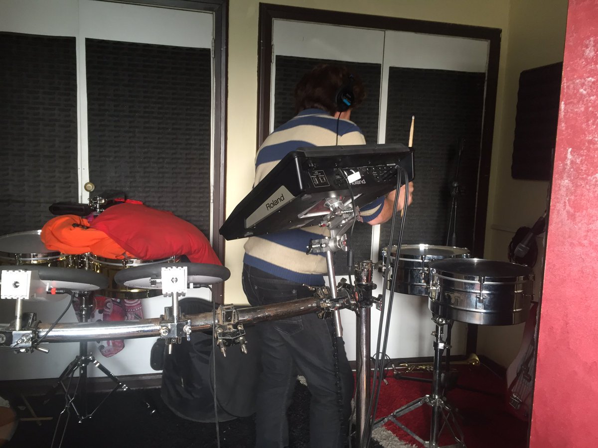 PMG_estudio's tweet photo. Ya grabando R2 en #PMGstudio su nuevo single! https://t.co/IOOZRAJBkr