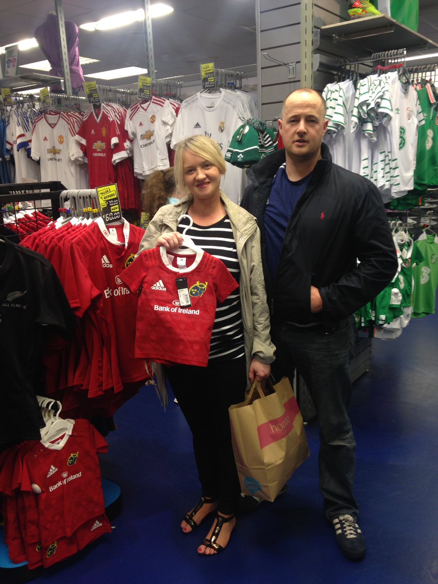 00Lisawhite's tweet photo. Lots of #MunsterSupport here in @lifestylesports @LssDooradoyle @louisenevkenn 🙌🏼😊 https://t.co/KxJrntlI9C