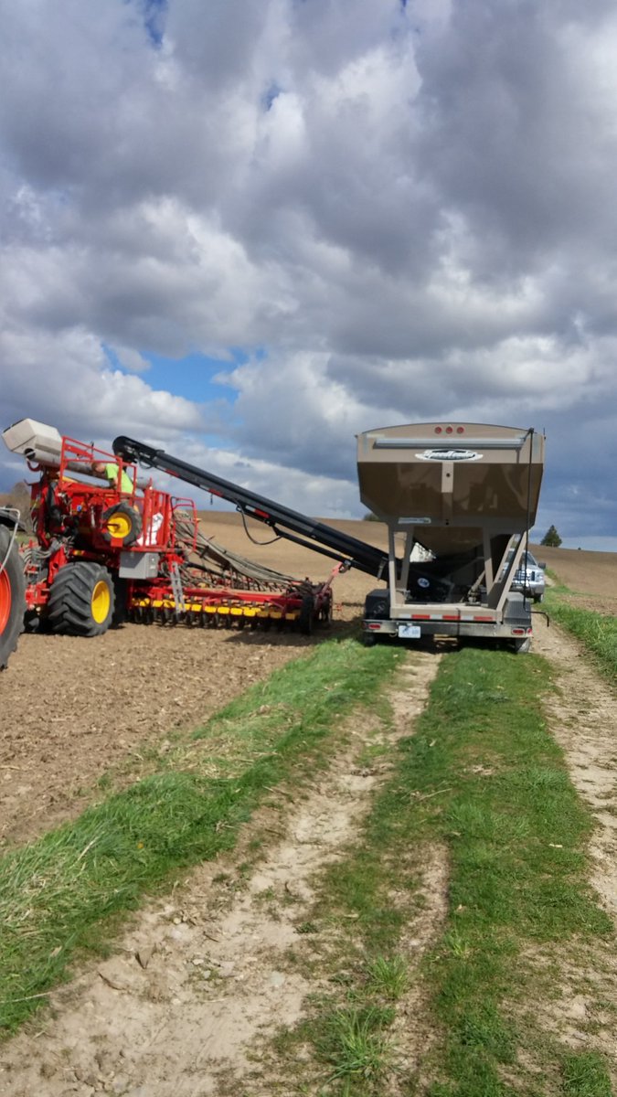 ClaussenFarms's tweet photo. Testing out the new J&M seed tender. #onemanoperation #plant16 #ontag https://t.co/Wy3FBtKpjE