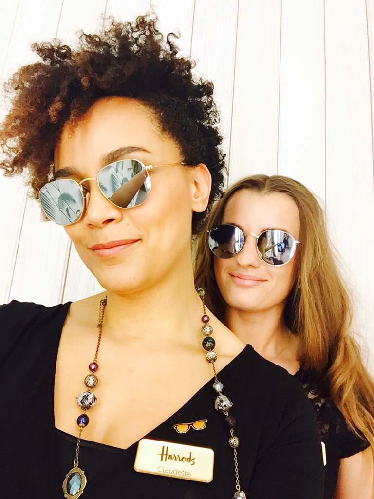 Shining bright in new silver mirror Ray-bans!! <a href="/LUXclusives/">LUXury</a> @SGHJDunaway <a href="/NataliaMatysia4/">Natalia Matysiak</a>