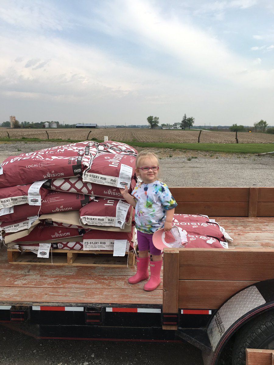 JFranks_JLFarms's tweet photo. "Sure Papa" We'll bring you some more #FSInvision seedcorn!  @GSFSReynolds #NeverSettle https://t.co/8SxcIjq4v8