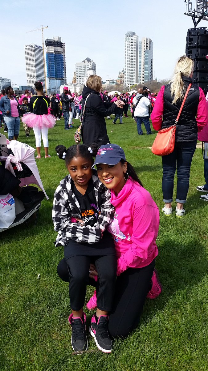 Stokum's tweet photo. Milwaukee's Lakefront is packed w/ walkers supporting survivors! #MakingStridesMilwaukee https://t.co/PieKRO6x7A