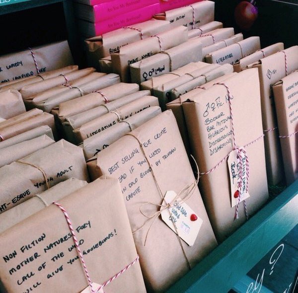 Книжный магазин, в котором книги завернуты в бумагу с краткими описаниями, чтобы никто не судил книгу по обложке