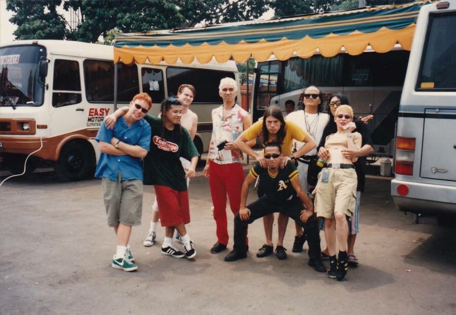 AdibHidayat's tweet photo. . @foofighters &amp; @pasbandofficial Jakarta Pop Alternative Festival, Senayan, 1996
Foto: LASSAK IMAJI/TAGOR SIAGIAN https://t.co/cJphdVMRh8