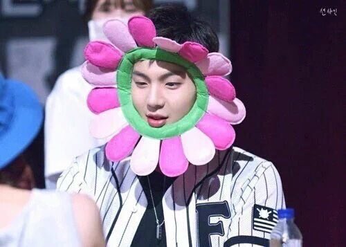 yookihyuns_'s tweet photo. Shownu ate too much flowers til he became one https://t.co/DVmqmu20SA