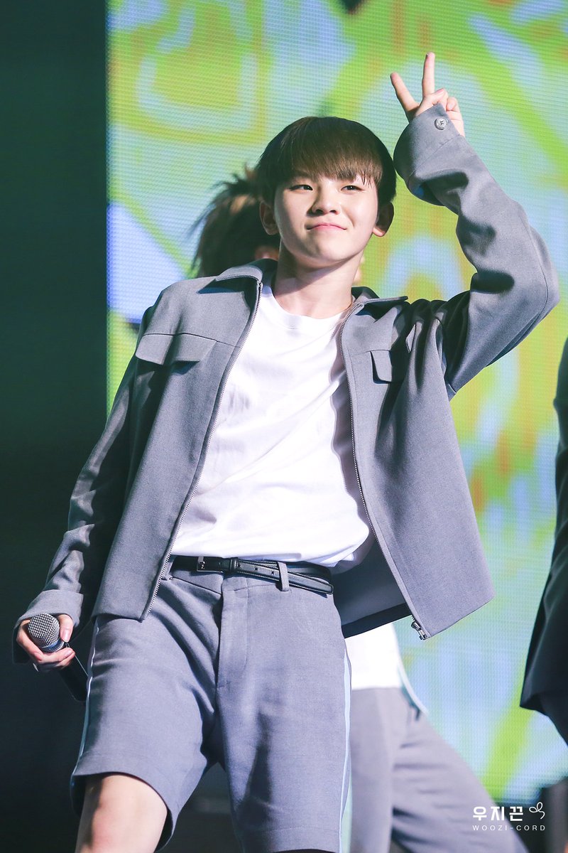 woozi_cord's tweet photo. 160506 SGC #우지 #WOOZI 너 #예쁘다 @pledis_17

✨https://t.co/6WTHtYWlyI
✨https://t.co/Q5DejEKExl
✨https://t.co/8ATkVL7CSF https://t.co/QJjPFkPw1X