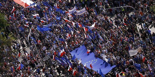 Le Monde tweet media