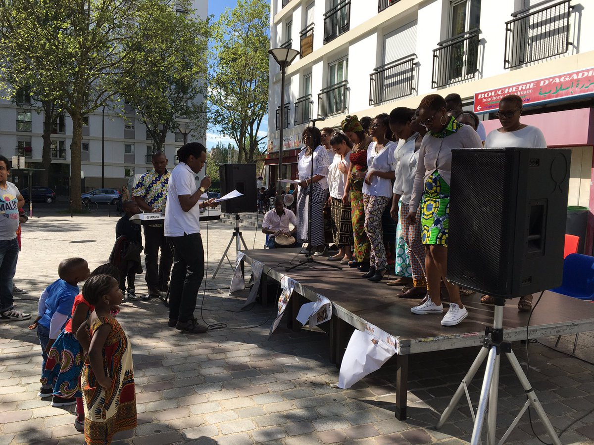 sonplusevent's tweet photo. Défilé couleur du monde au centre Maurice Nogues! #marie14 #concert #fetedumonde #associations #QuartiersPopulaires https://t.co/Q7ctGRLxf3