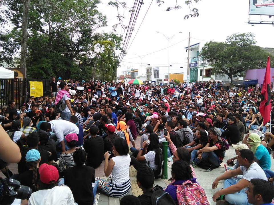 FranciscoJTPI's tweet photo. Ministra @ginaparody estudiantes en las afueras de la @gobsucre diga algo. @petrogustavo SOS #UnisucreEnParo https://t.co/CJt84znV6O