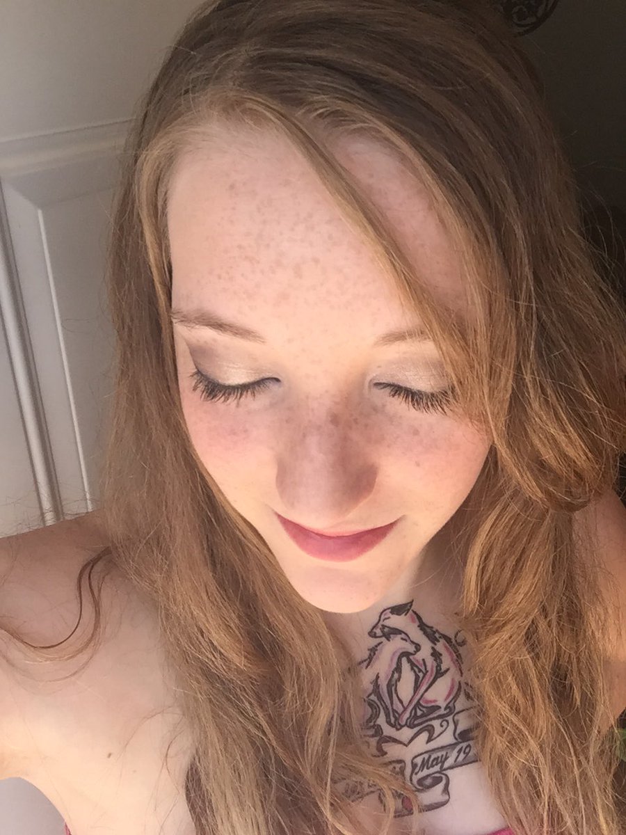 AllisonT824's tweet photo. Shimmery smokey eye! #Younique #makeup #stayathomemom #workfromhome #businessowner #businesswoman #entrepreneuer https://t.co/862ir5KMOl
