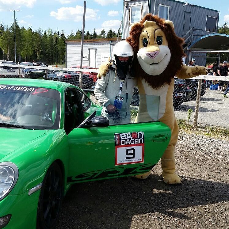 LeosLekland's tweet photo. Stora Barndagen 2016 och Leo är ute på Gröndahl i #eskilstuna och kollar in snabba bilar 🚗🚘🏁📣👍 #leoslekland #leosle… https://t.co/EYQYyVe2SN