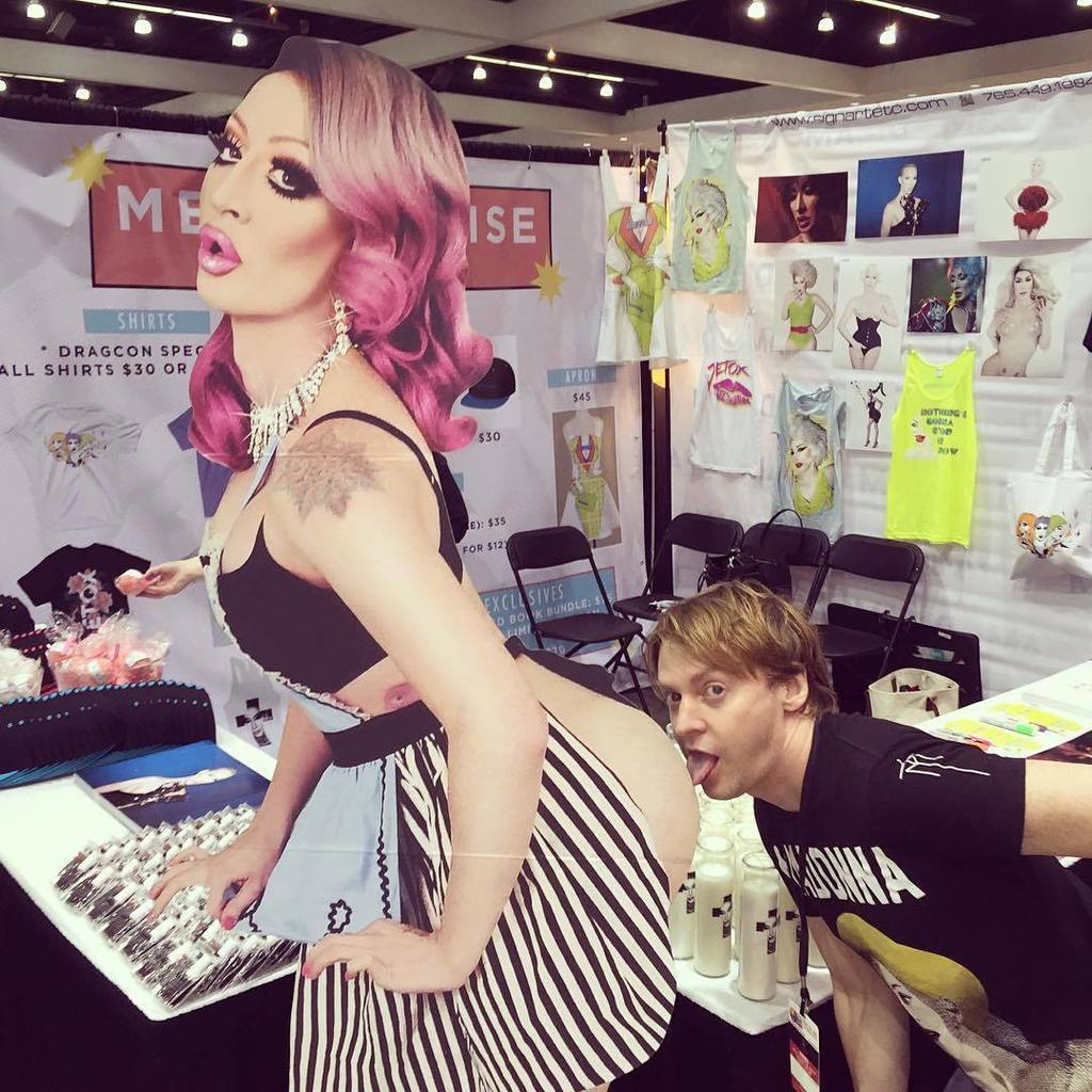 topgaynewz's tweet photo. Instagram: theonlydetox @pandoraboxx gave me a good lickin' today at @rupaulsdragcon! Stop by #Booth442 for #TheDet… https://t.co/6Xd02qMY3t