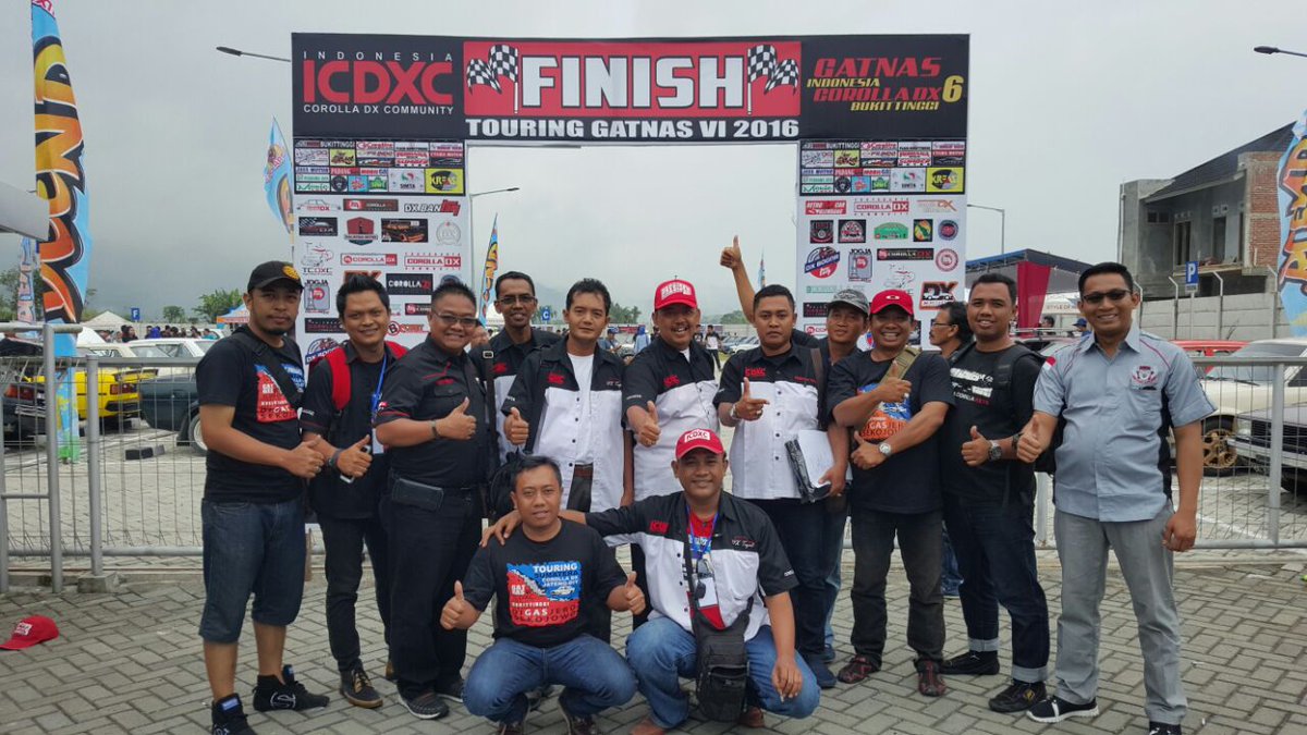Para ketua chapter dan yang mewakili chapter berfoto bersama di garis finish  #gathnas6ICDXC #bukittinggi
