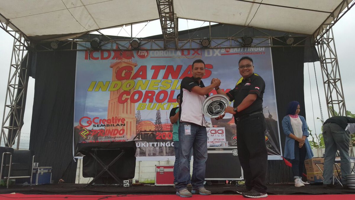 Penyerahan penghargaan kepada ketua yogyakarta corolla dx community om tommy #gathnas6ICDXC #bukittinggi