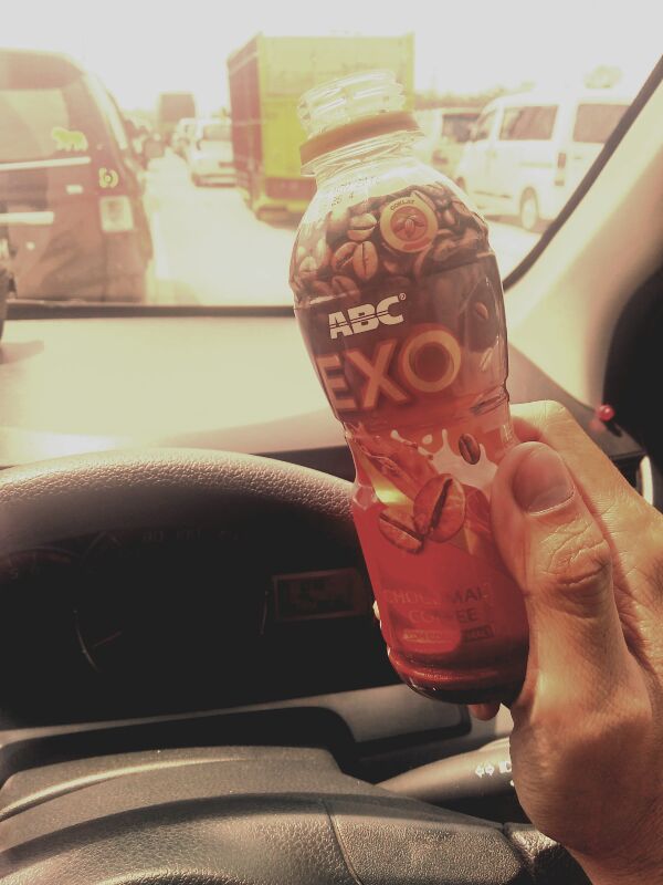 Chandrov's tweet photo. Dr pd ngeluh macet mendingan nge- #ABCEXOcoffee aja dulu ya gak @kopimantapABC https://t.co/JgaIhxIIMU