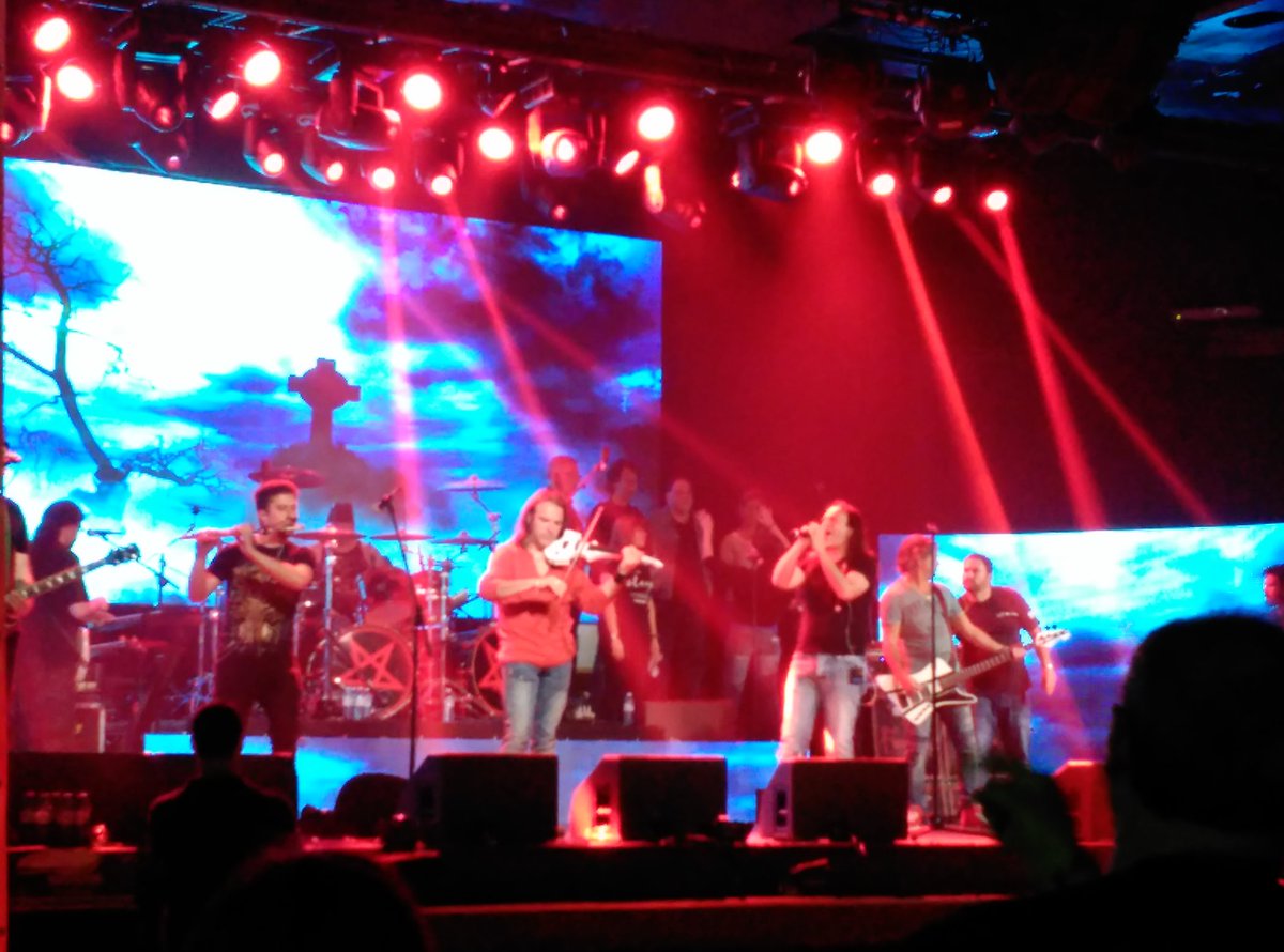 irishtreble_es's tweet image. Viendo la prueba de sonido de @MAGODEOZOFIC  en #LaRiviera y esperando a que nos toque probar!!!