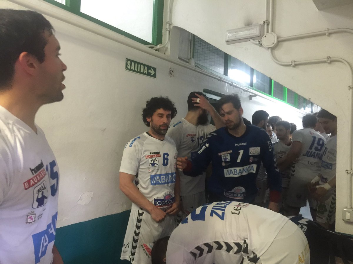 ¡Cinco minutos y empieza la primera semifinal de la #COPamplona2016 entre <a href="/FCBhandbol/">Barça Handbol</a> y <a href="/ADEMARLEON/">//Abanca Ademar León</a> en La Catedral!