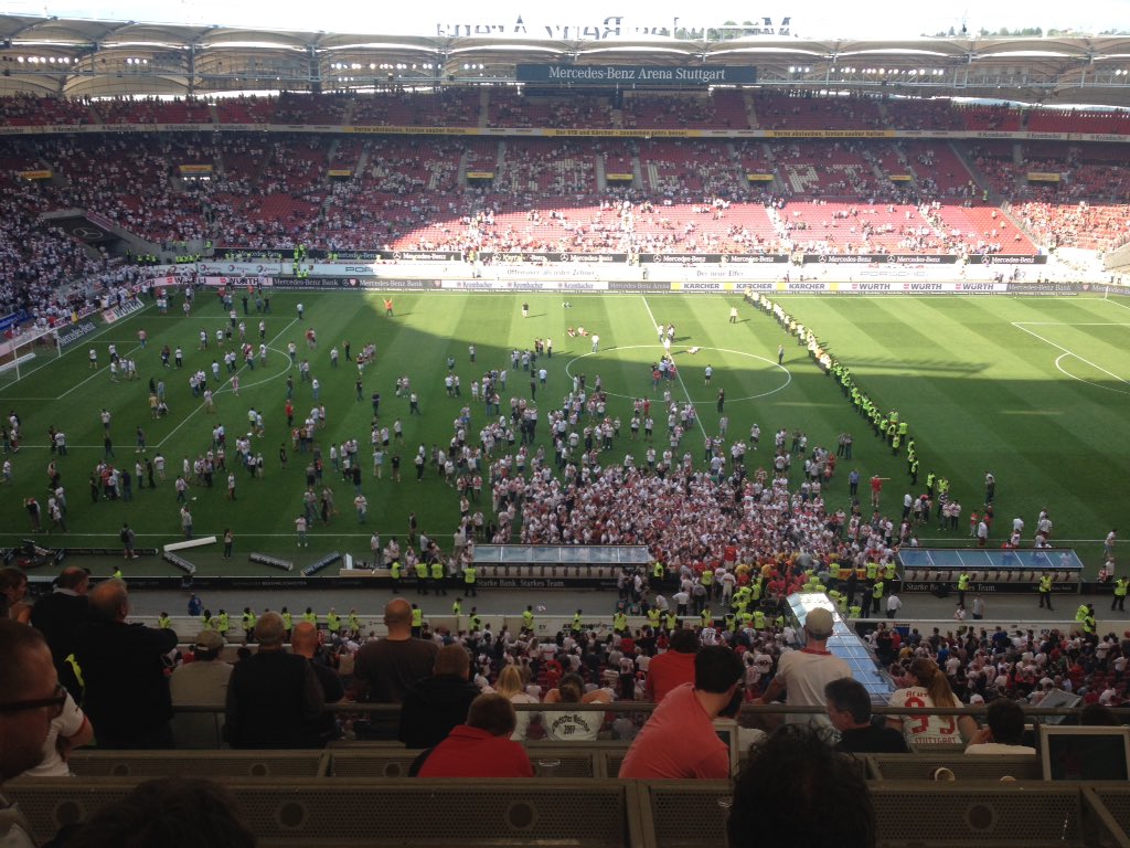 knallgoewer's tweet photo. wenn wir schon nicht gewinnen, treten wir uns wenigstens den rasen kaputt. https://t.co/f3nbsGjyTr
